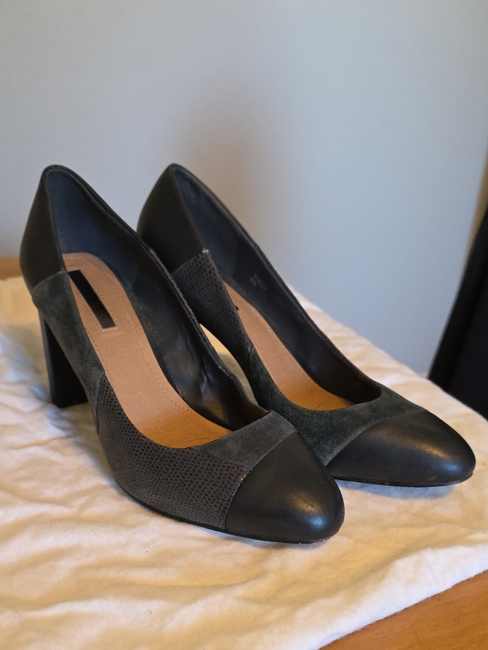 TAHARI Women’s Black Mixed-Material Block Heel Pumps